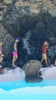 Das Schwimmbecken wird von einem k&uuml;nstlichen Wasserfall gespeist.